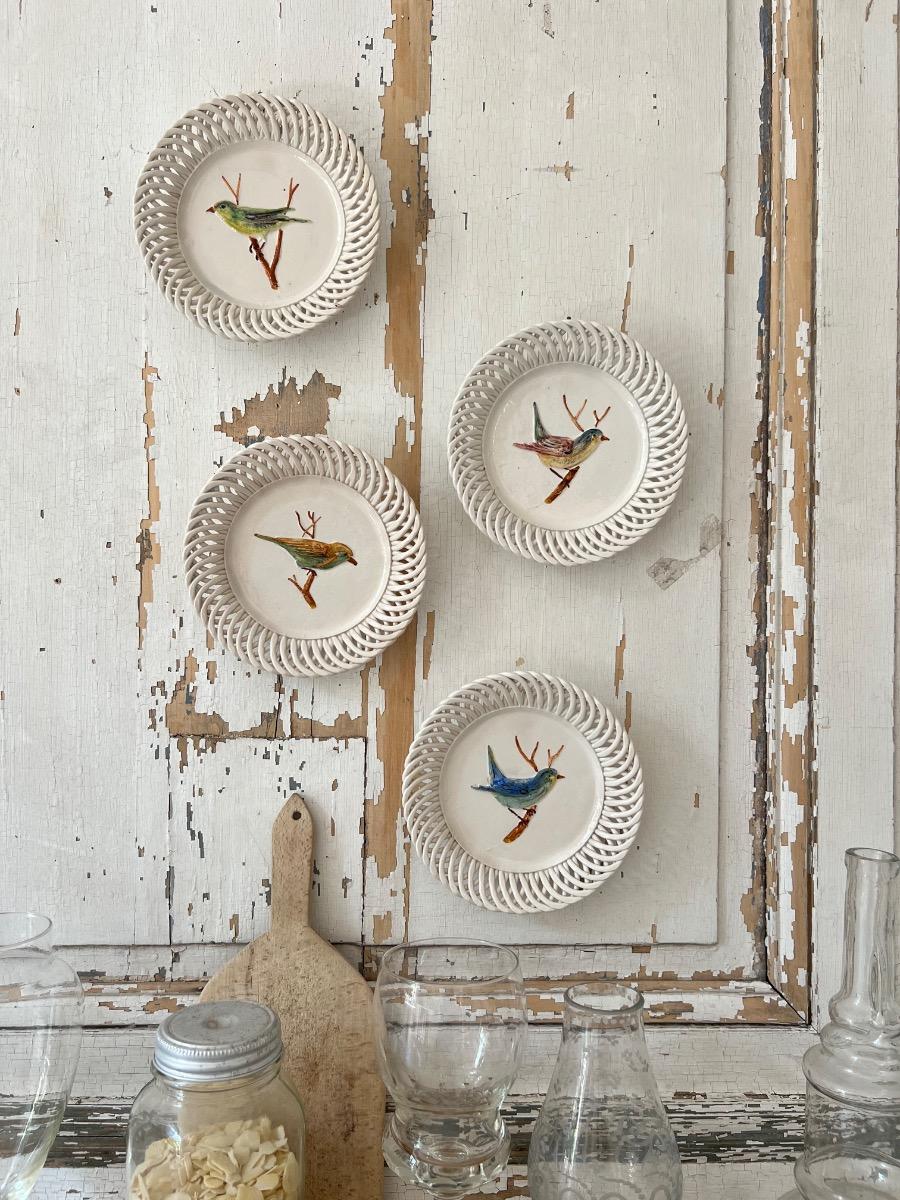 Suite de 4 assiettes faïence oiseaux 1900