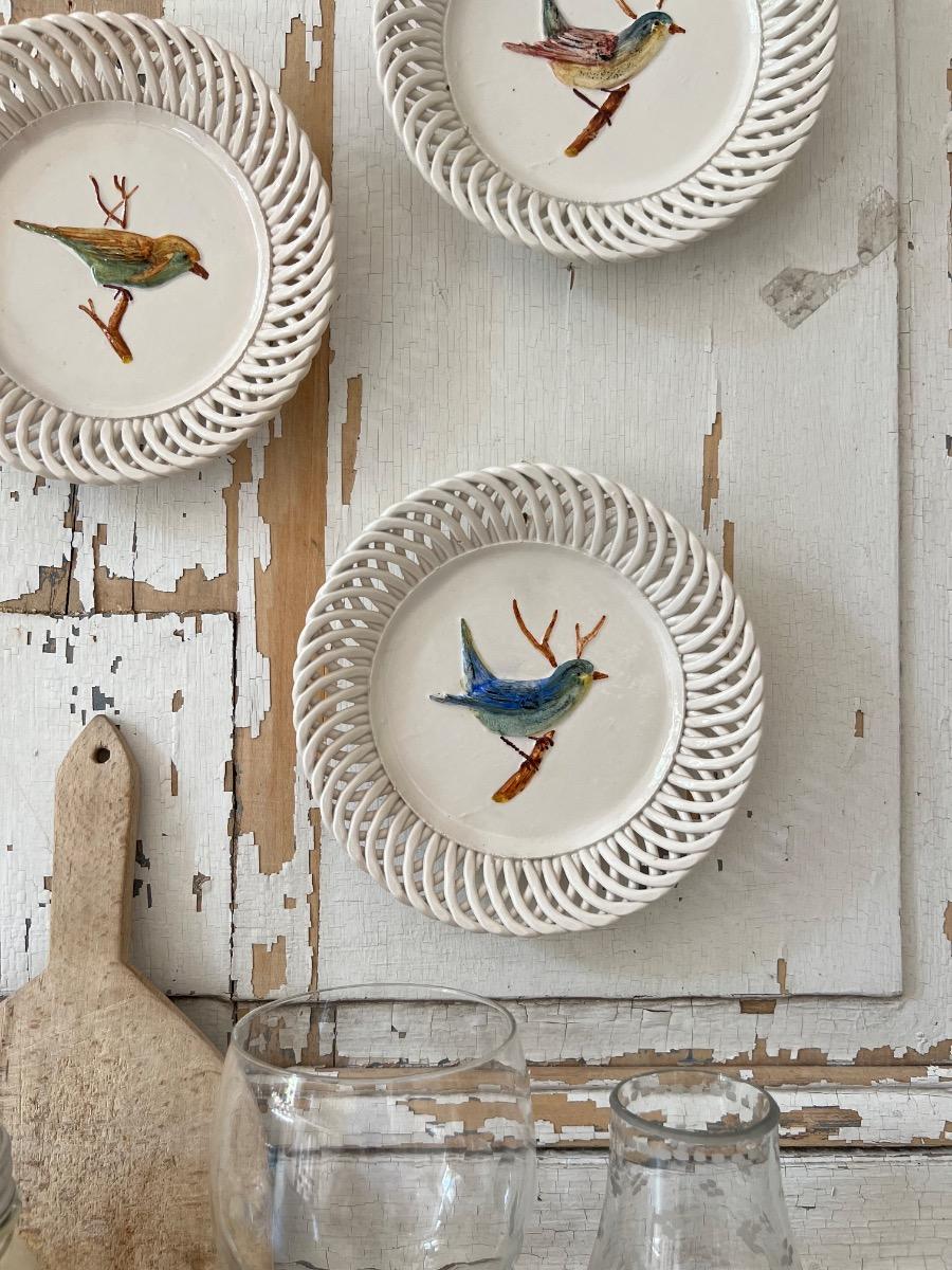 Suite de 4 assiettes faïence oiseaux 1900