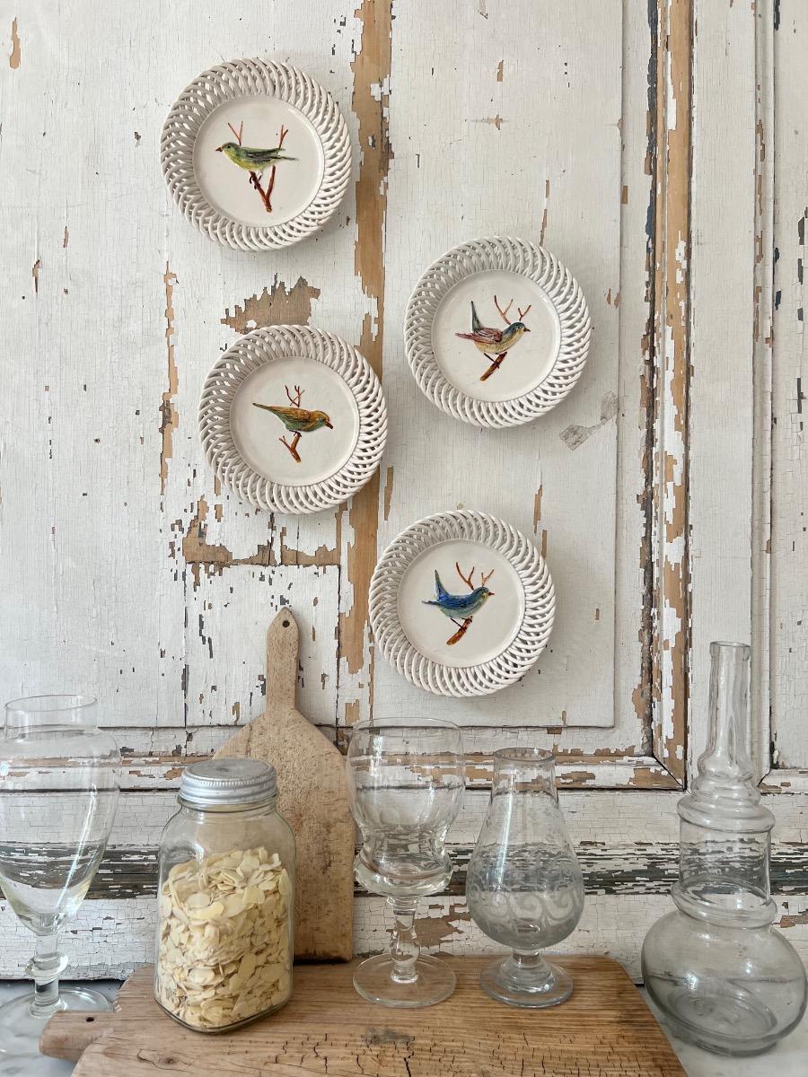 Suite de 4 assiettes faïence oiseaux 1900