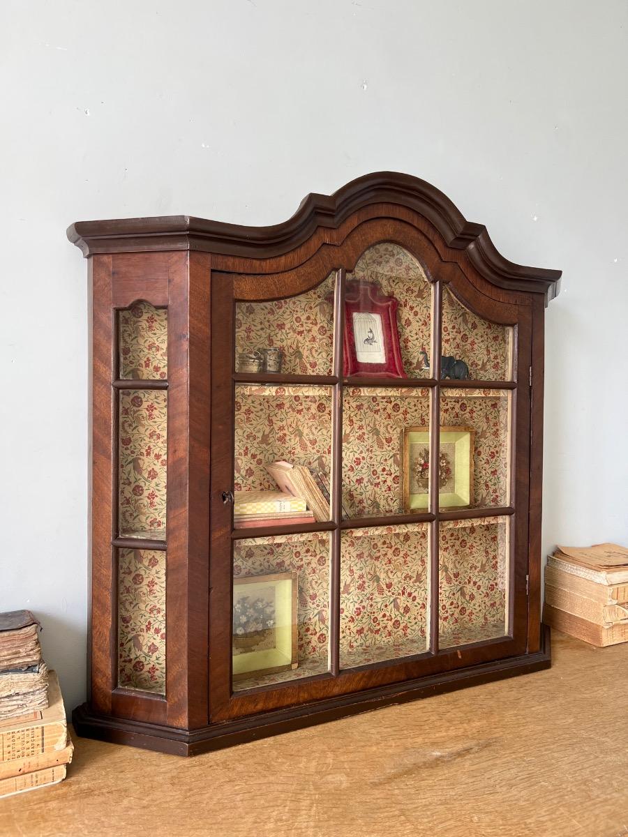 Vitrine à pans coupés XIXème noyer 