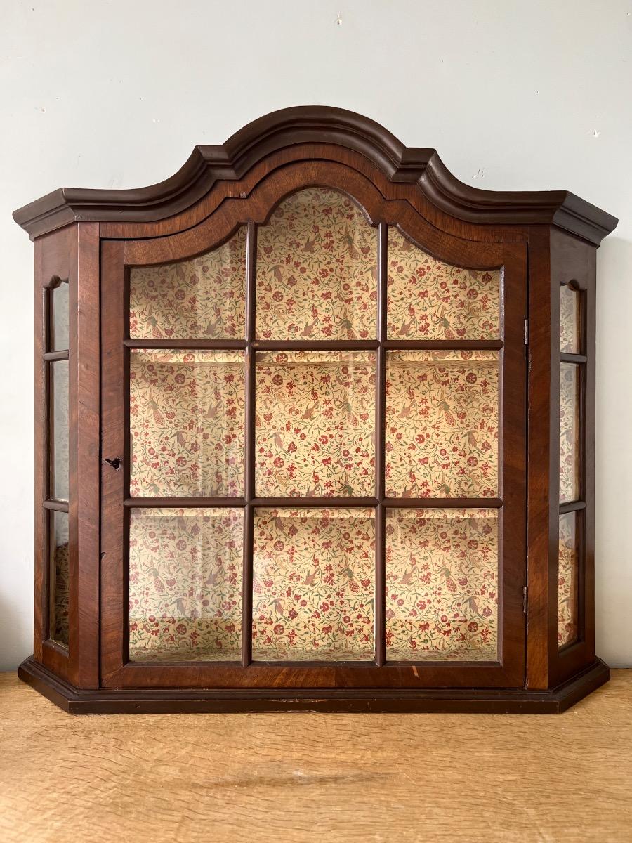 Vitrine à pans coupés XIXème noyer 