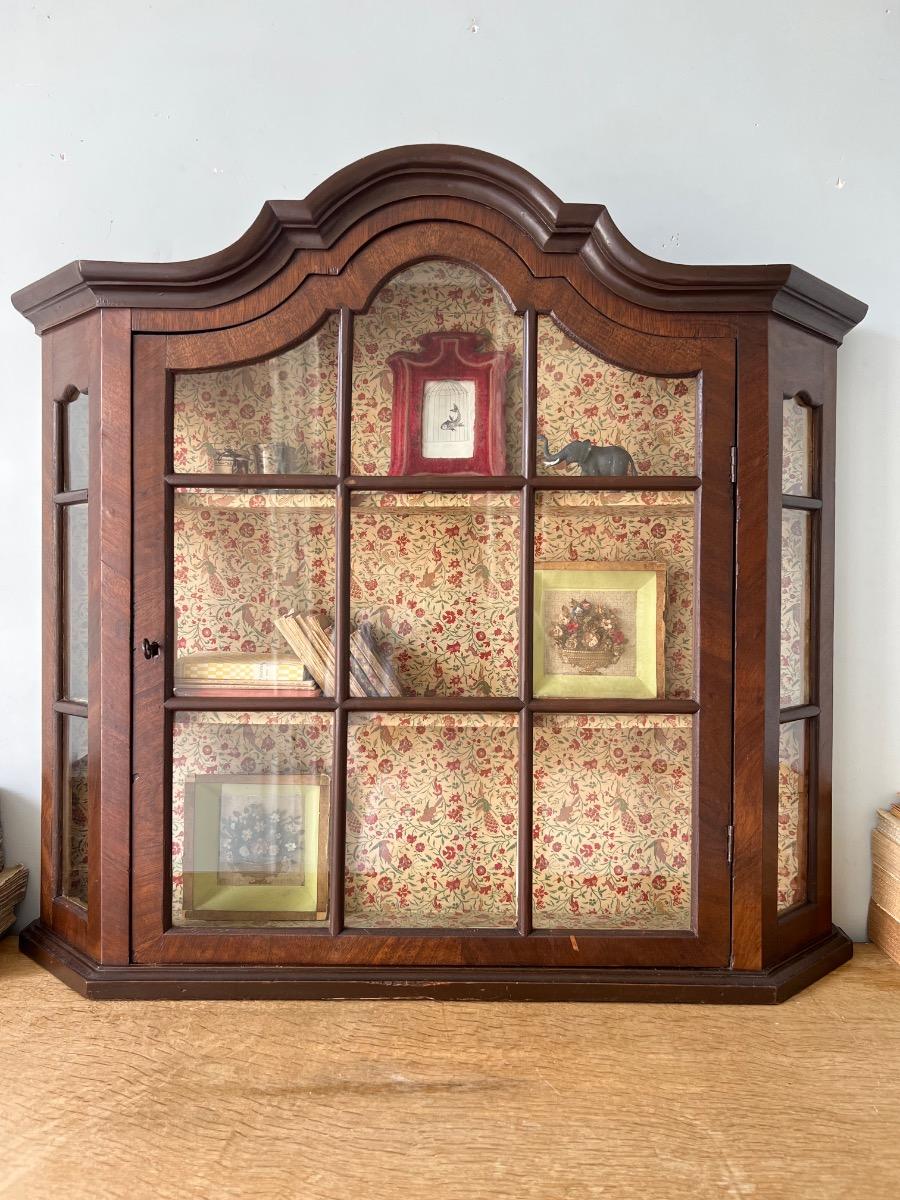 Vitrine à pans coupés XIXème noyer 