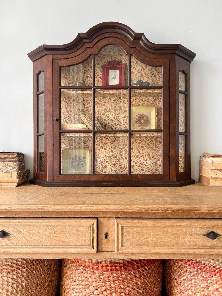 Vitrine à pans coupés XIXème noyer 