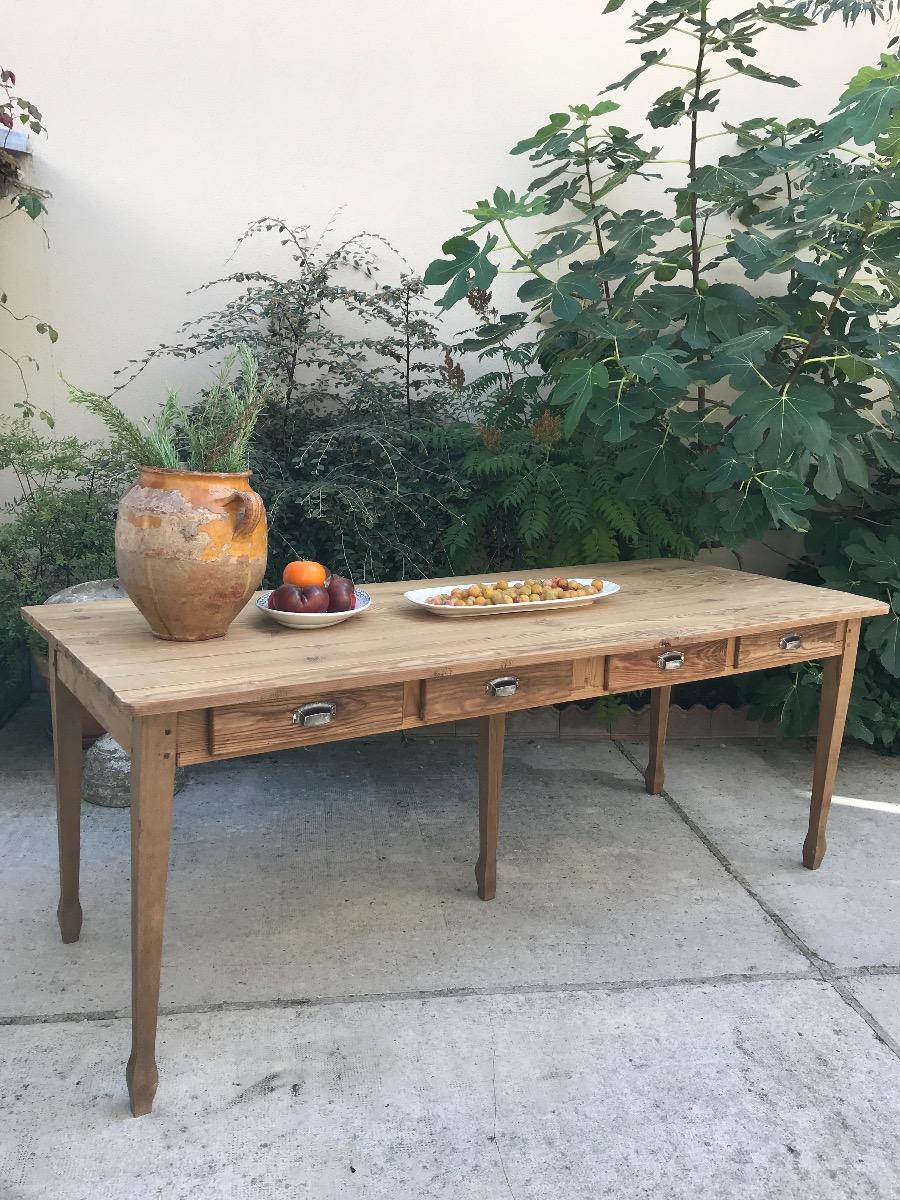 Table with 8 drawers.