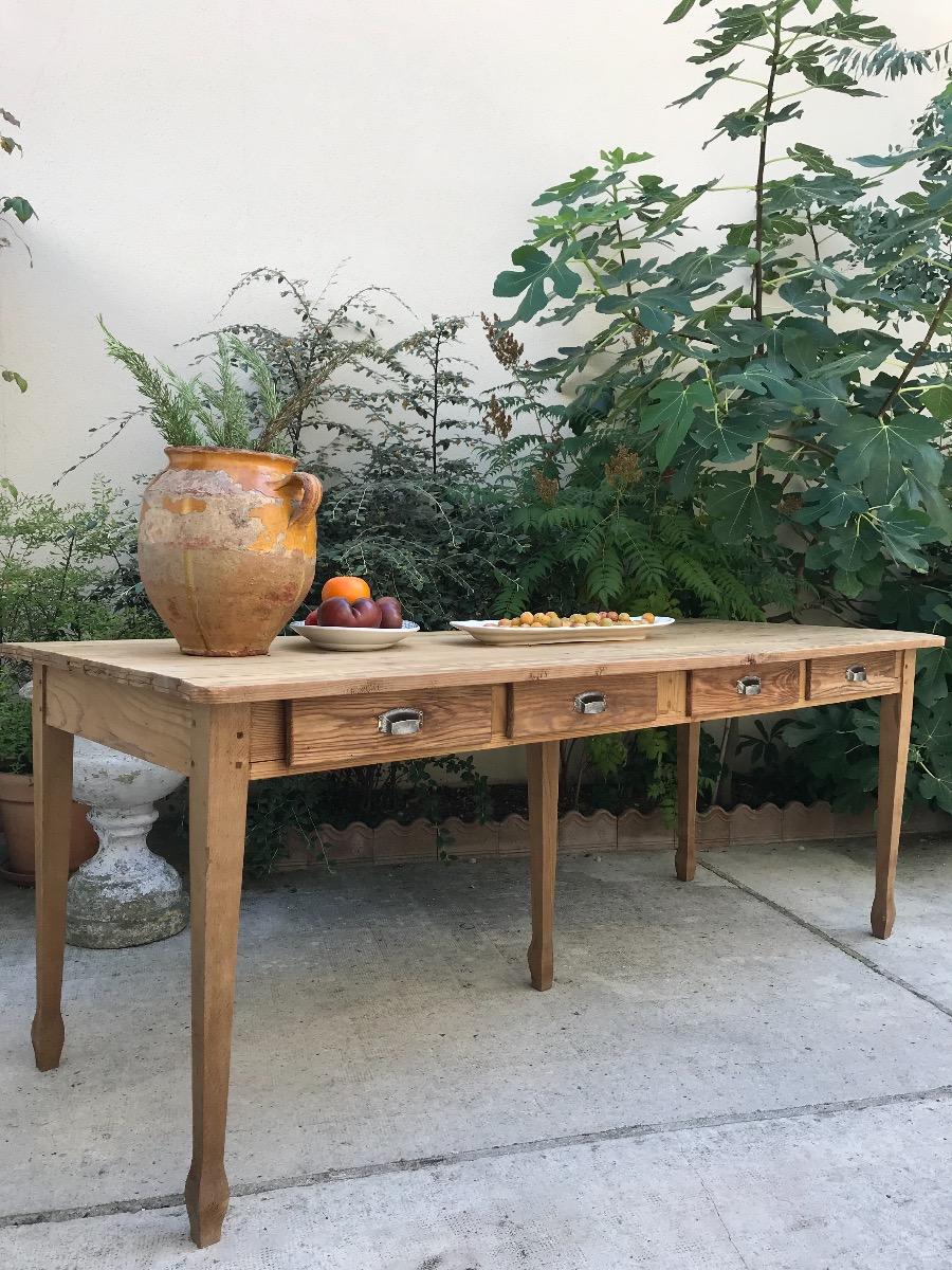 Table with 8 drawers.