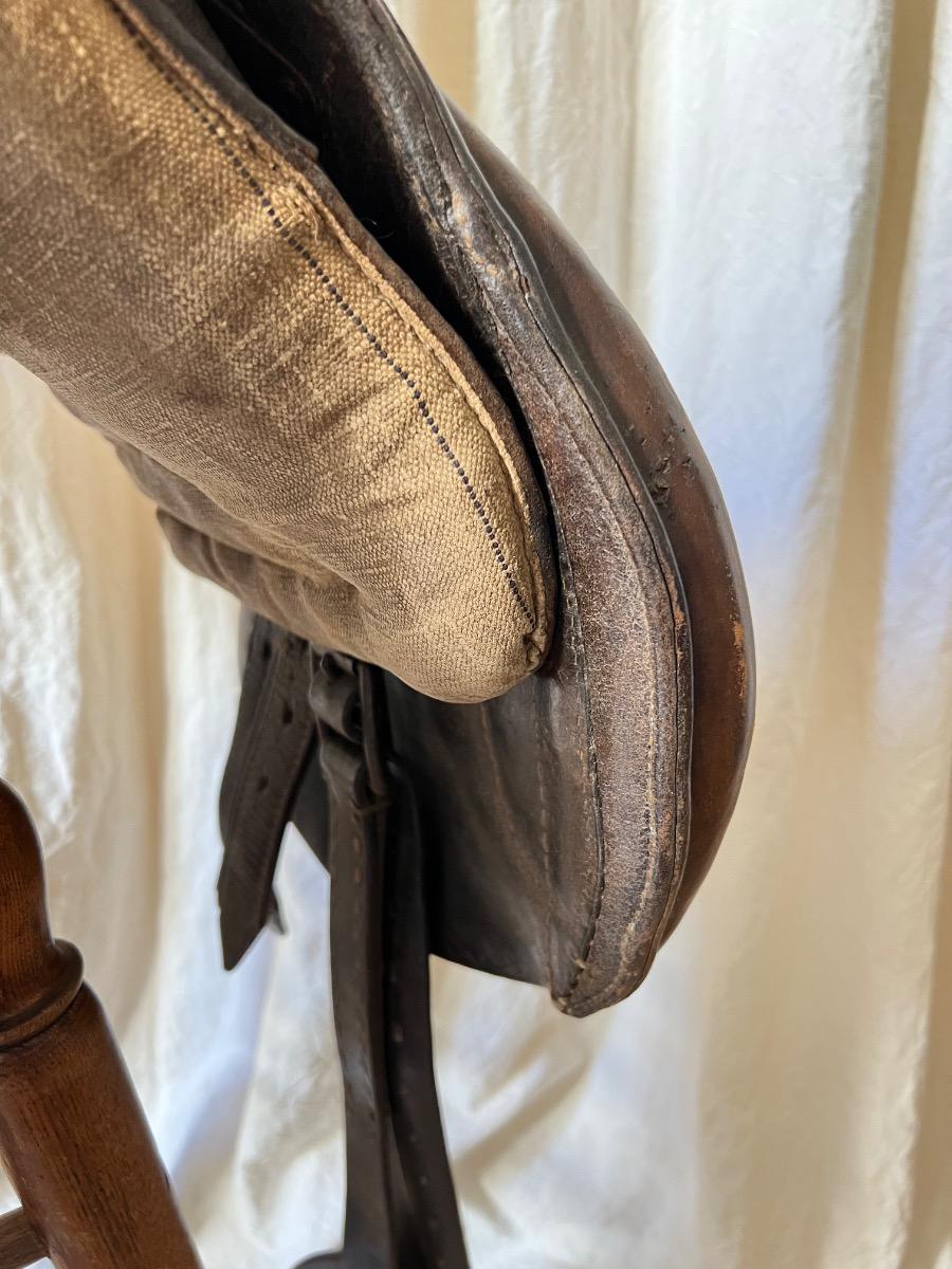 Selle cuir XIXème sur son porte-selle