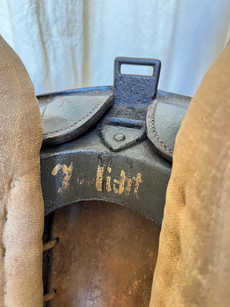 Selle cuir XIXème sur son porte-selle