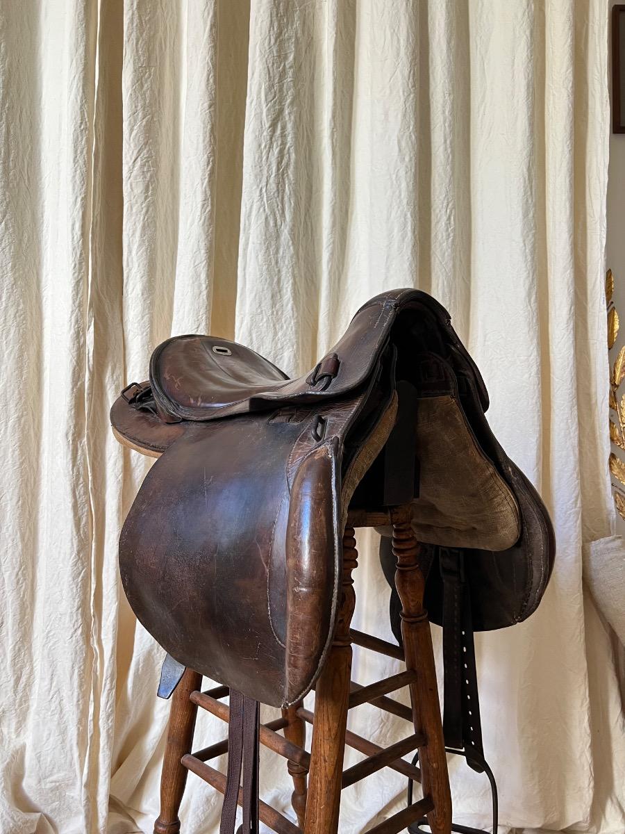 Selle cuir XIXème sur son porte-selle