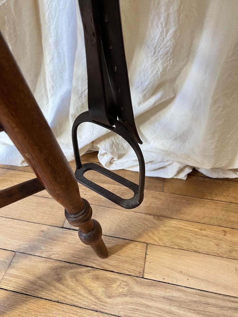 Selle cuir XIXème sur son porte-selle