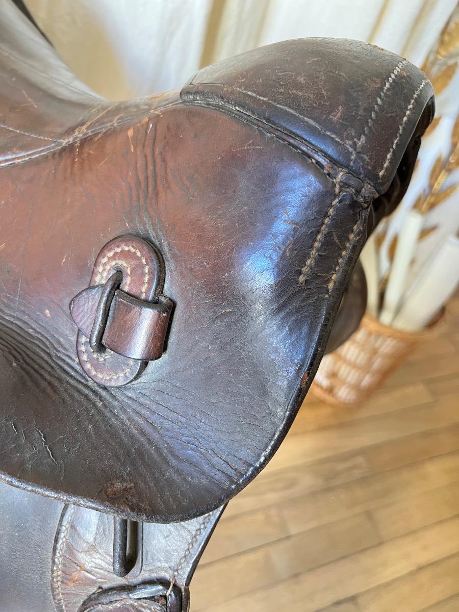 Selle cuir XIXème sur son porte-selle
