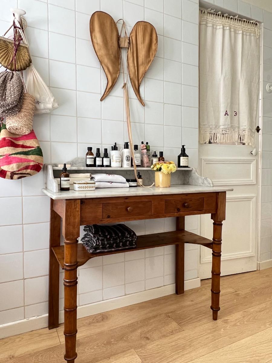 Table de toilette faux bambou et marbre