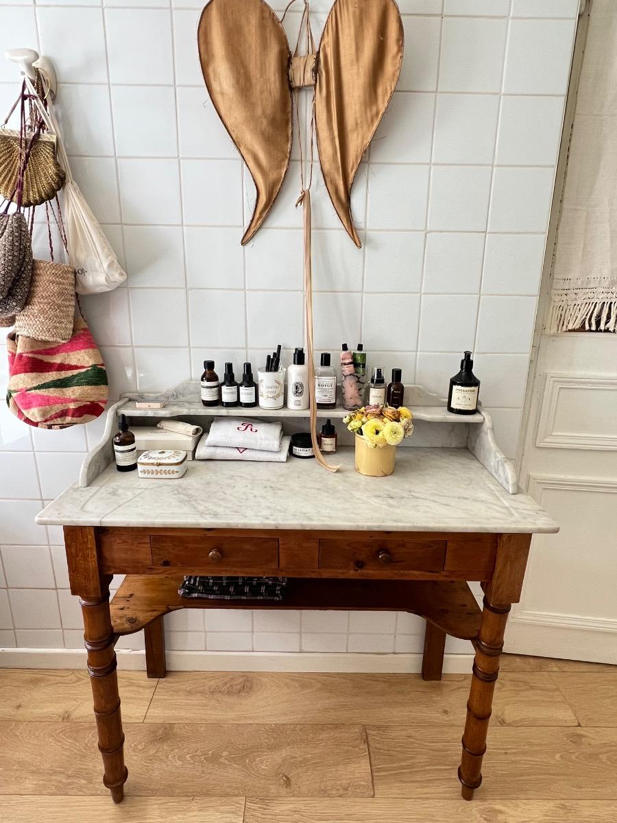 Table de toilette faux bambou et marbre