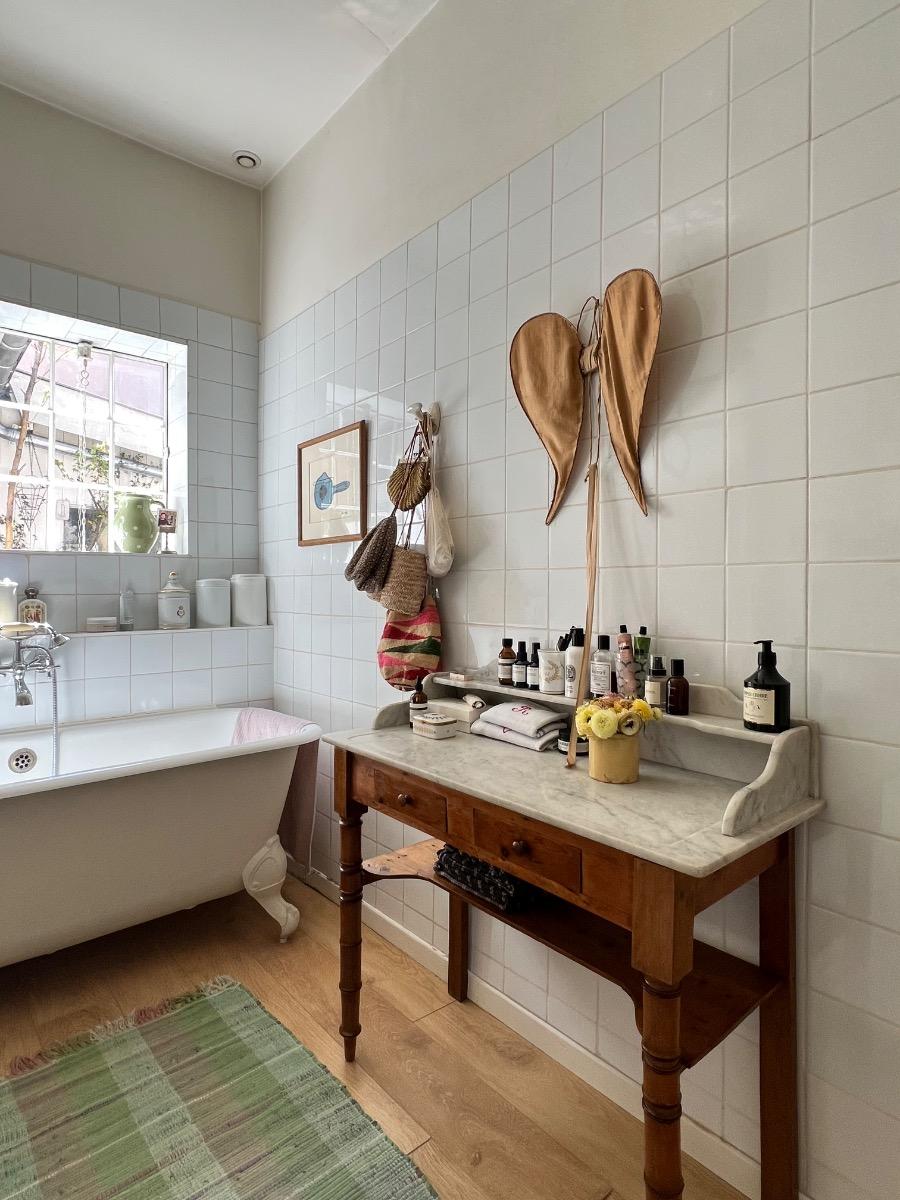 Table de toilette faux bambou et marbre