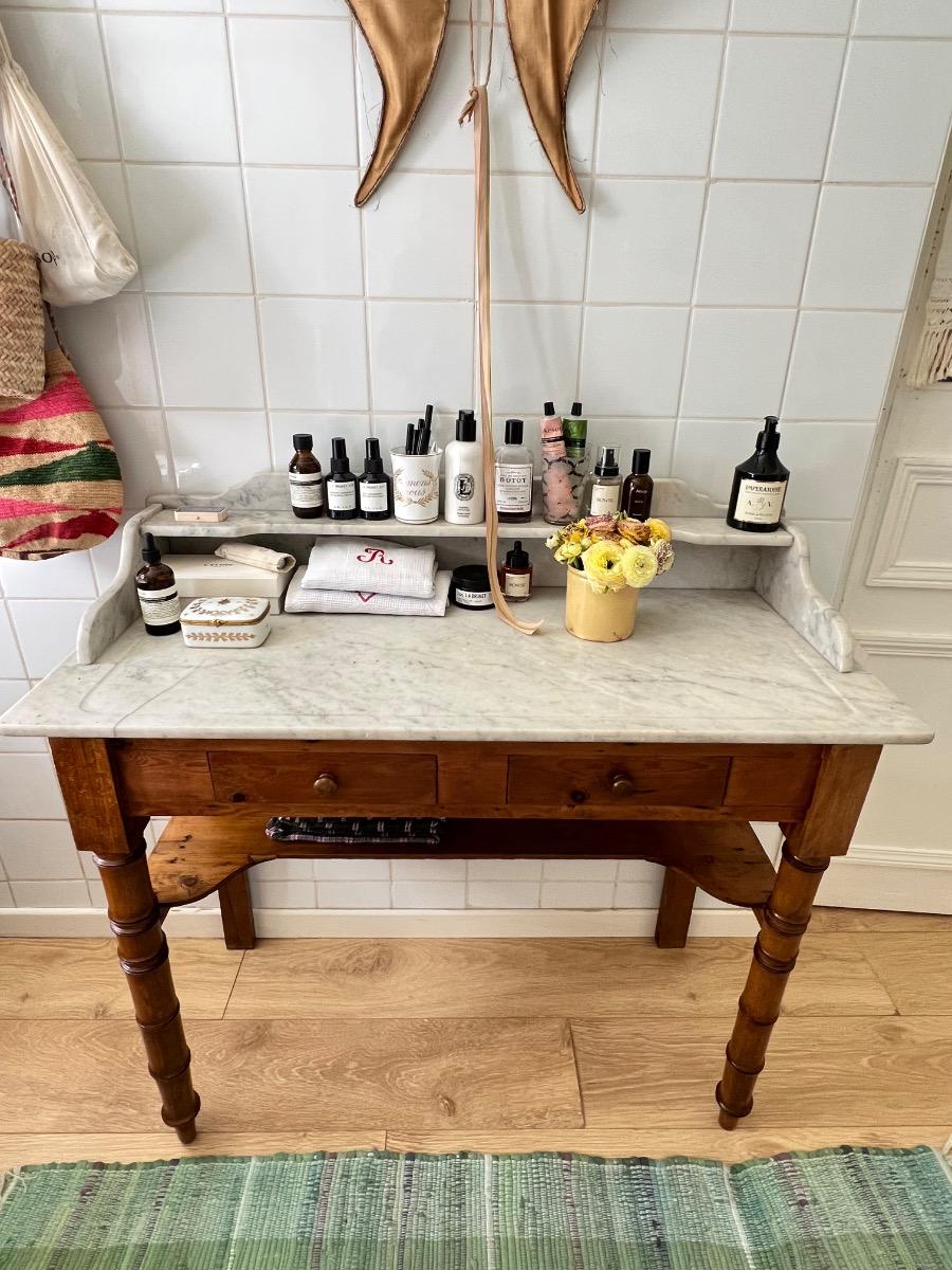Table de toilette faux bambou et marbre