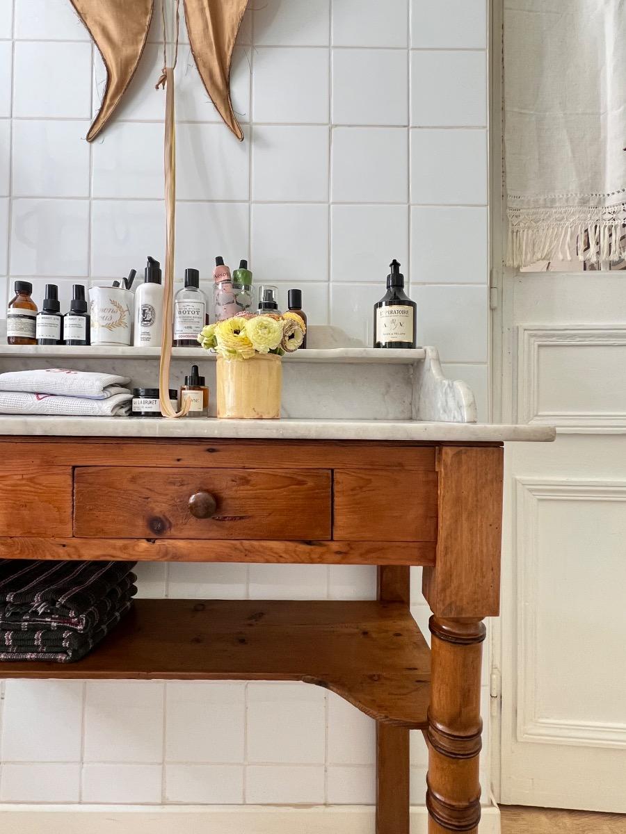 Table de toilette faux bambou et marbre