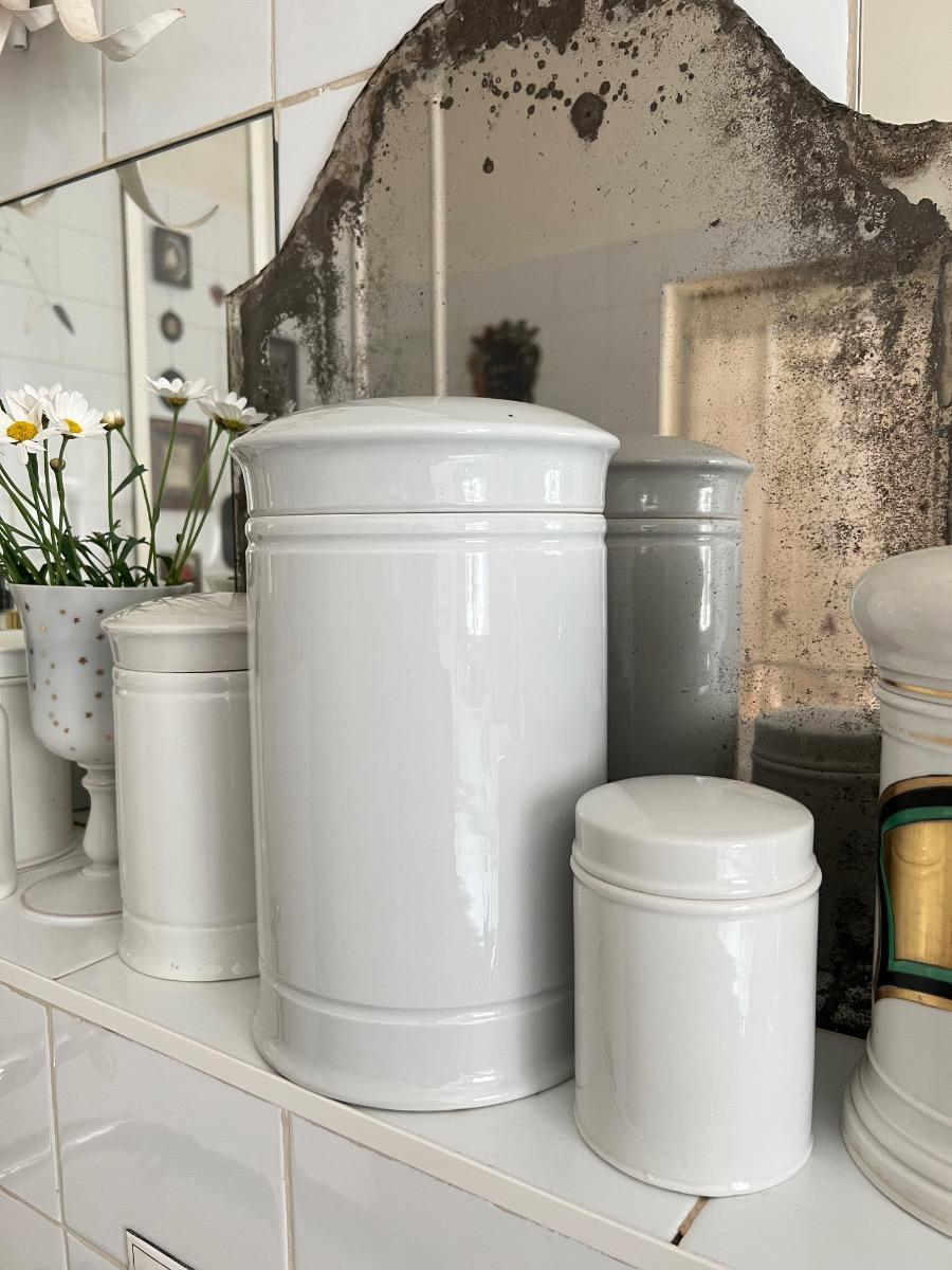 Suite de 3 pots d’apothicaire, faïence 1900