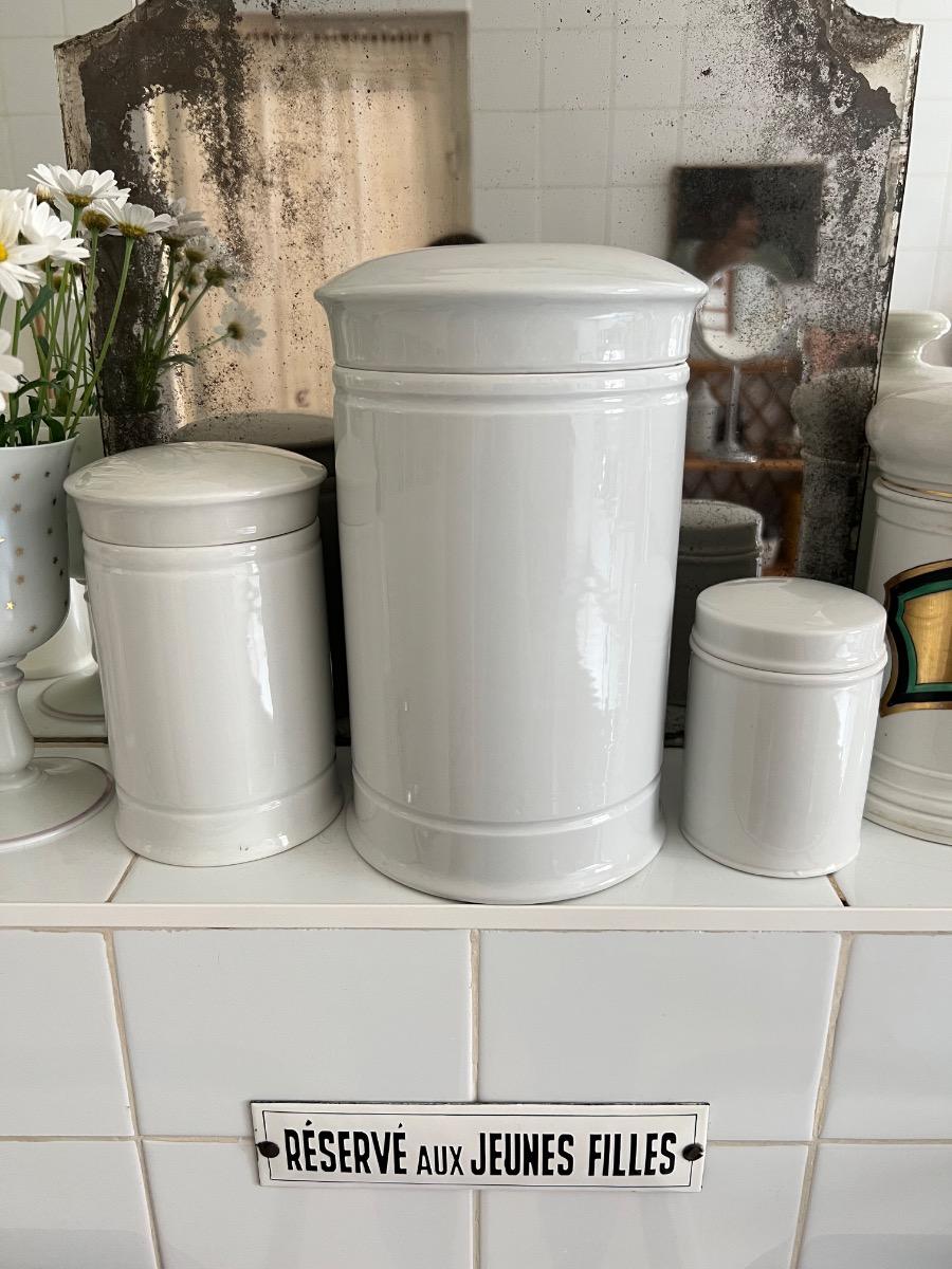 Suite de 3 pots d’apothicaire, faïence 1900