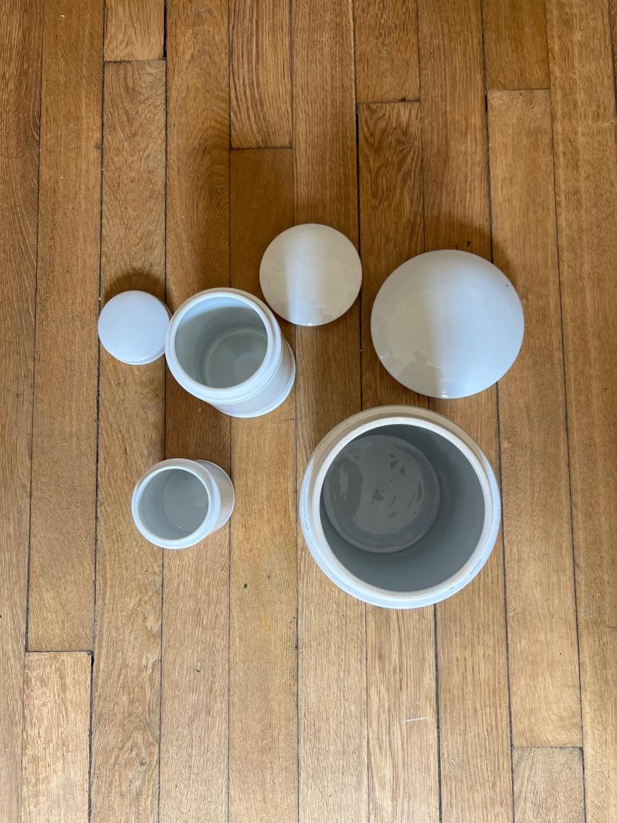 Suite de 3 pots d’apothicaire, faïence 1900