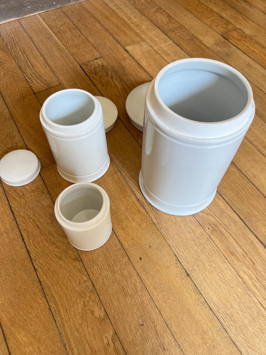 Suite de 3 pots d’apothicaire, faïence 1900