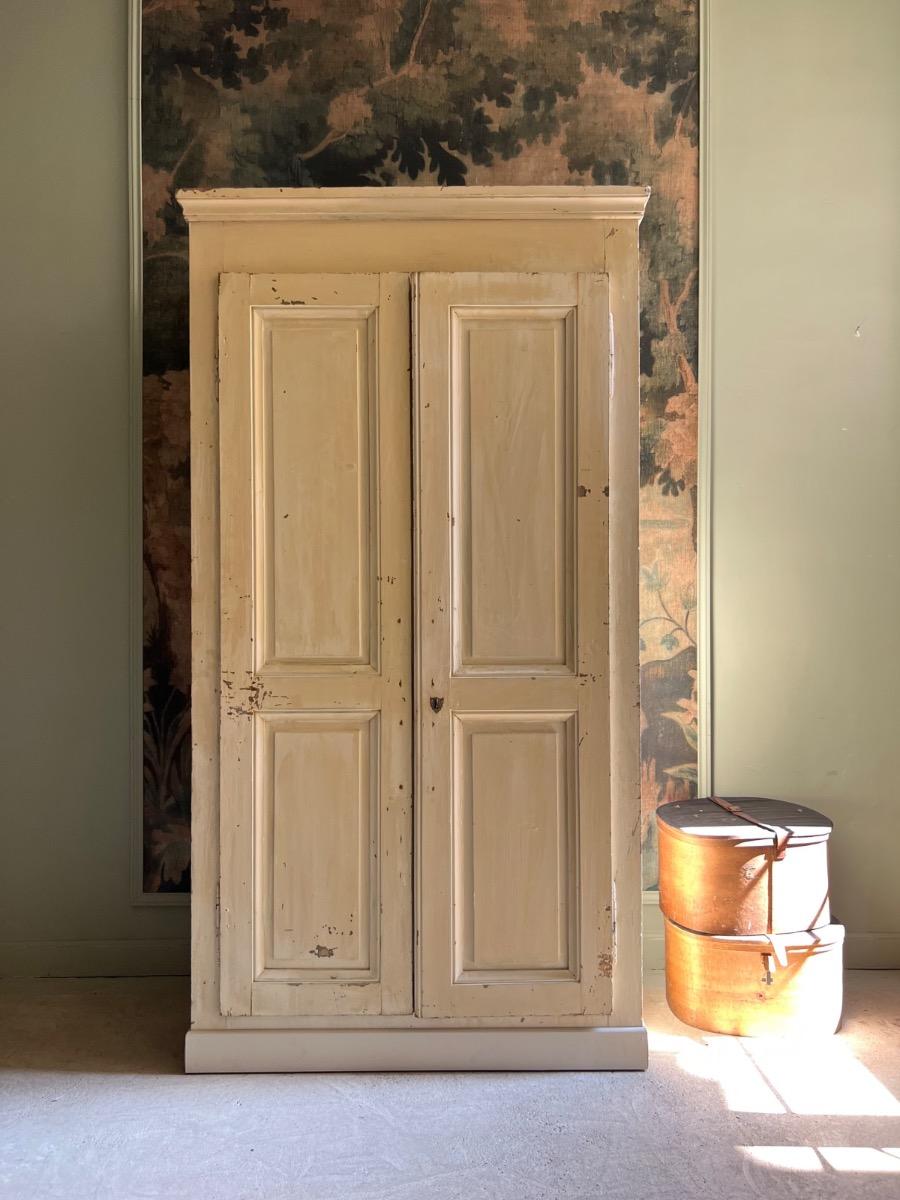 Armoire XIXème panneautée patine d’origine 