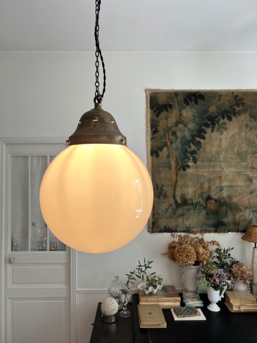 Importante suspension opaline et laiton patiné