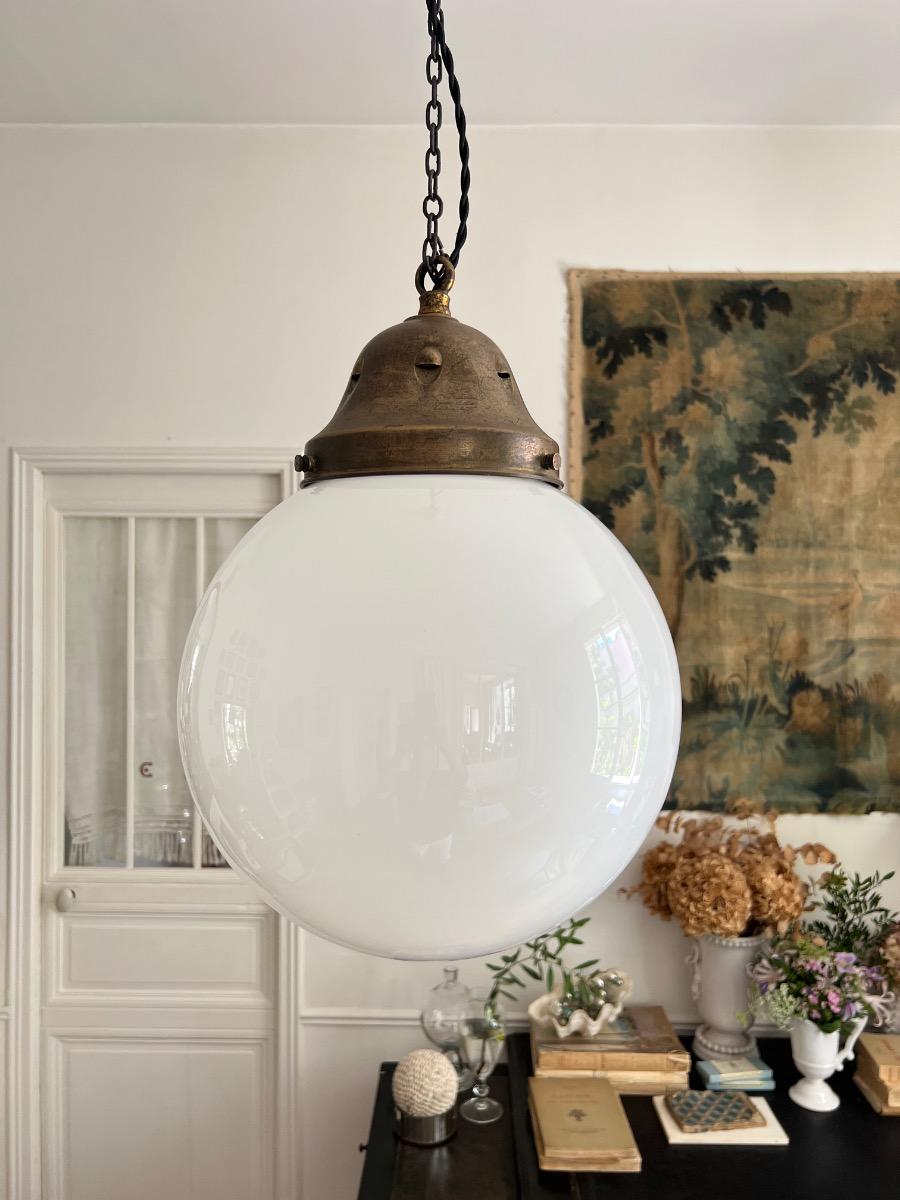 Importante suspension opaline et laiton patiné