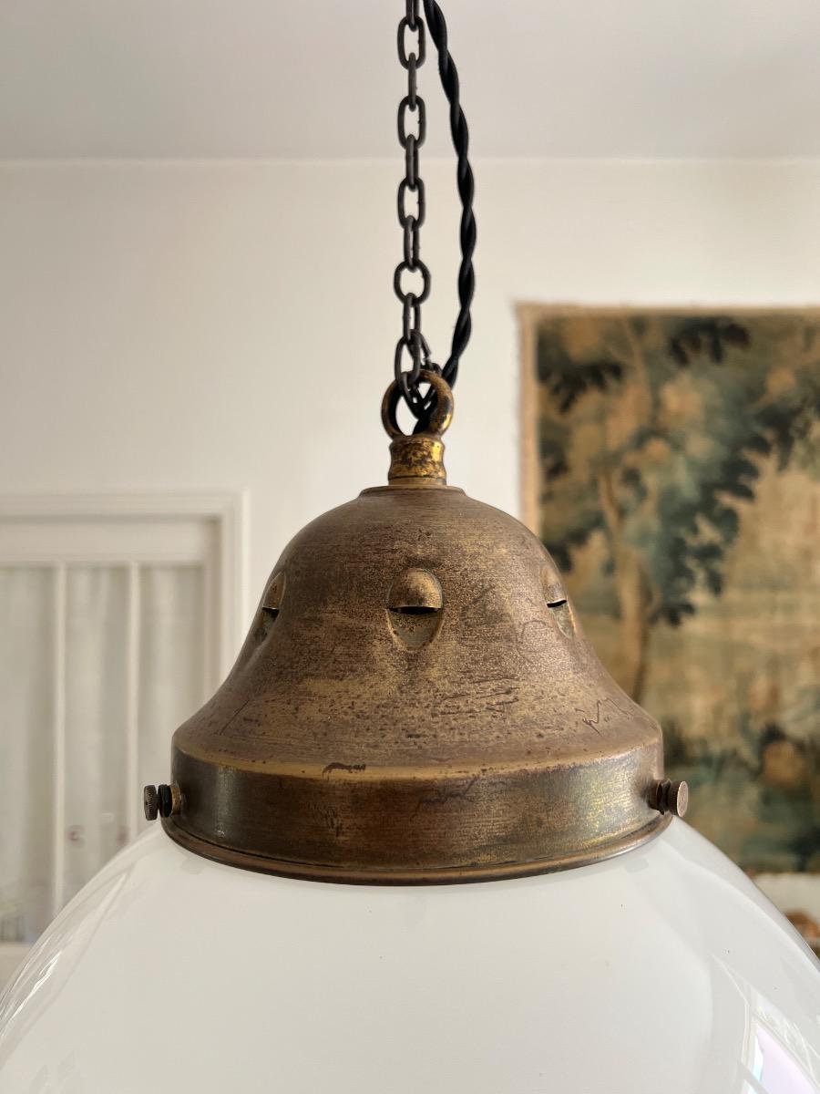 Importante suspension opaline et laiton patiné