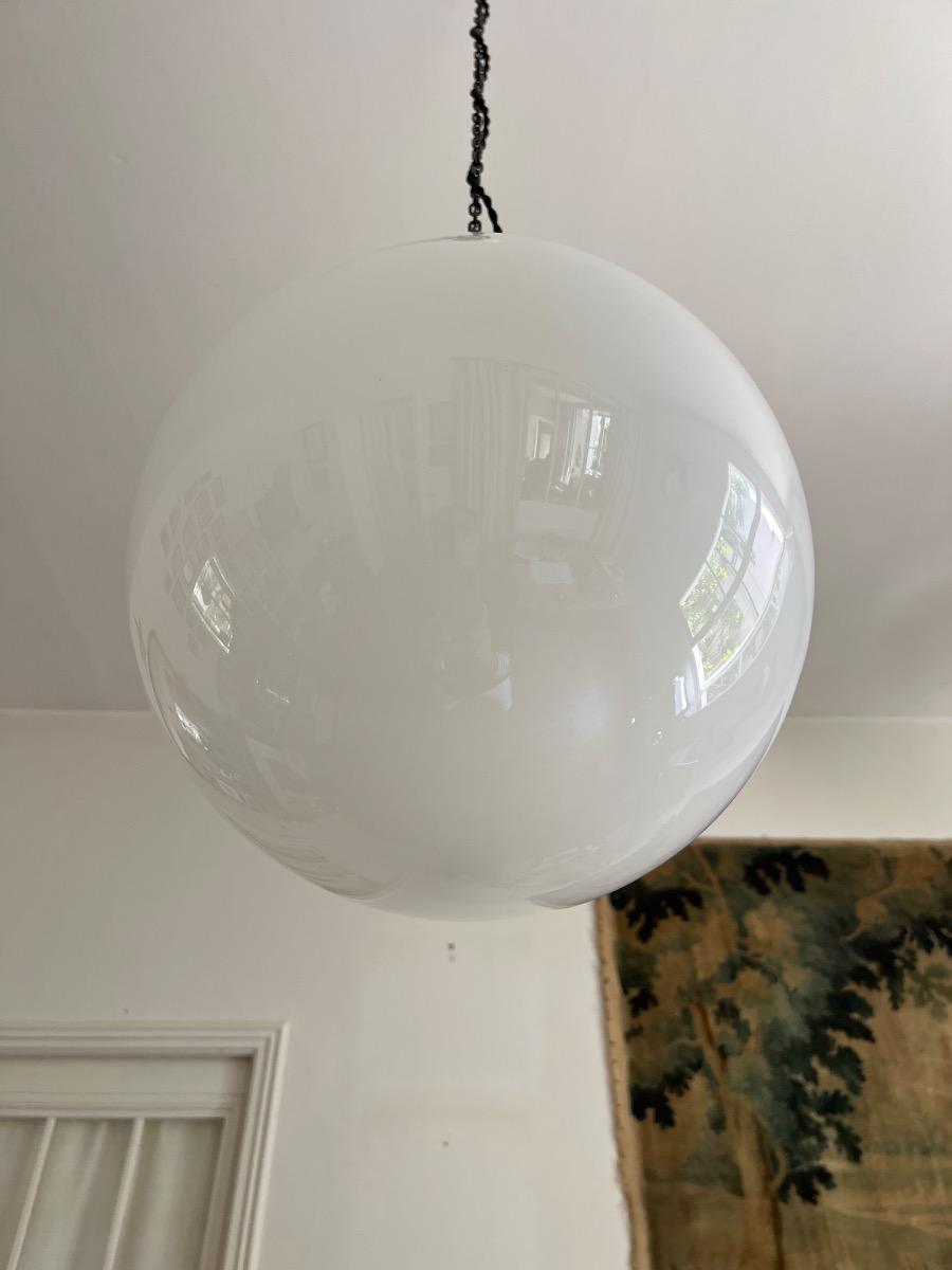 Importante suspension opaline et laiton patiné