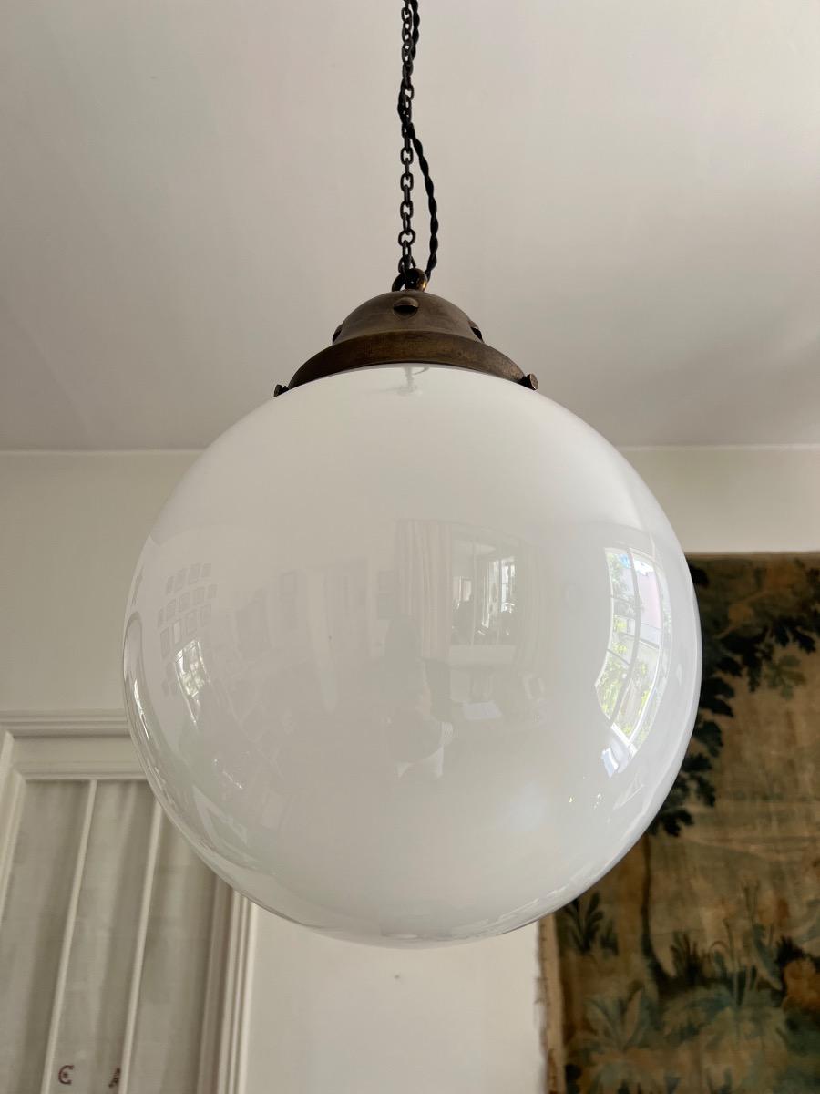 Importante suspension opaline et laiton patiné