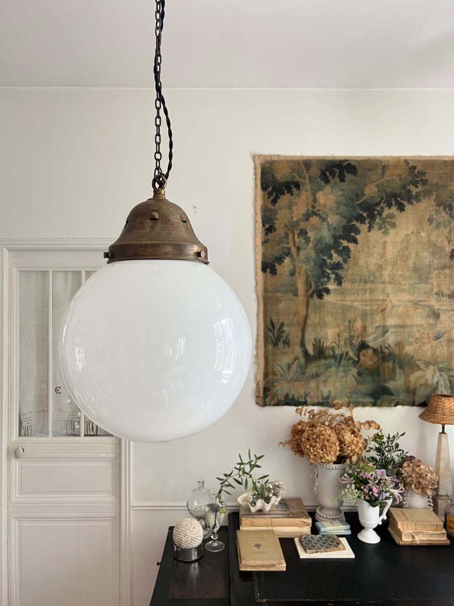 Importante suspension opaline et laiton patiné