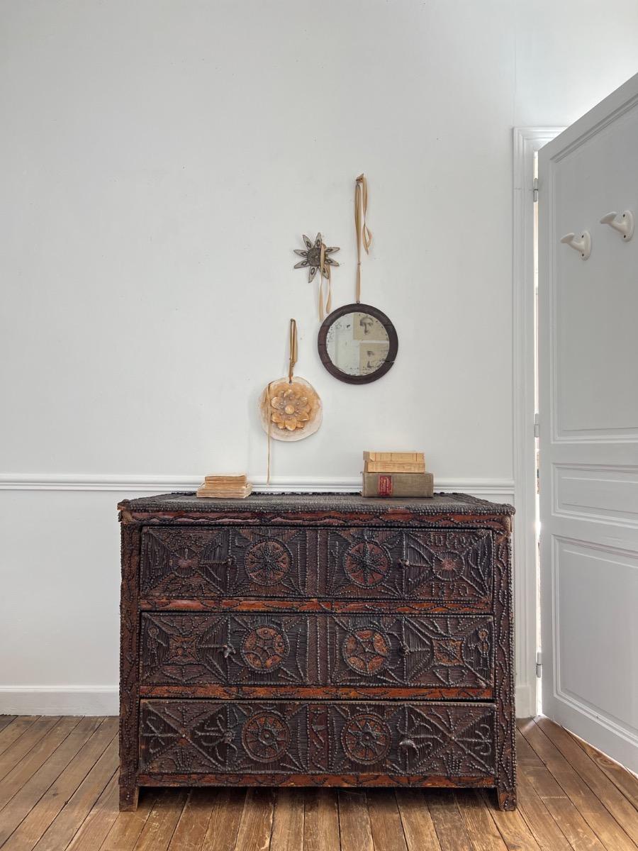 Importante commode XIXème tramp art