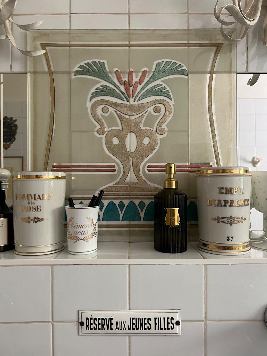 Décor néoclassique stylisé sur verre