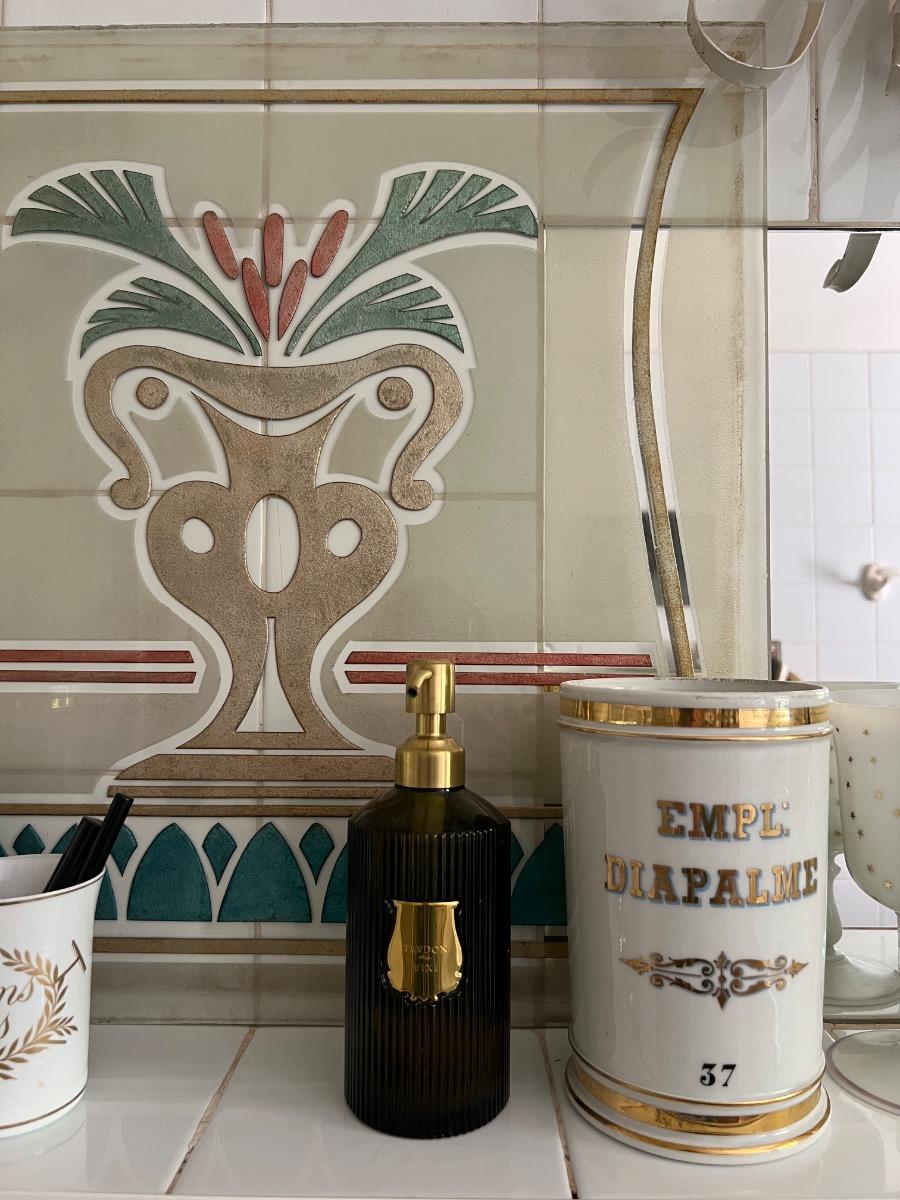 Décor néoclassique stylisé sur verre