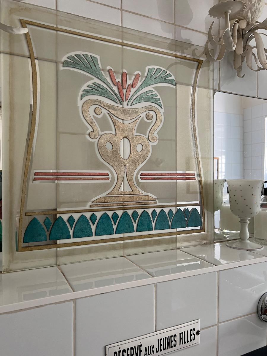 Décor néoclassique stylisé sur verre