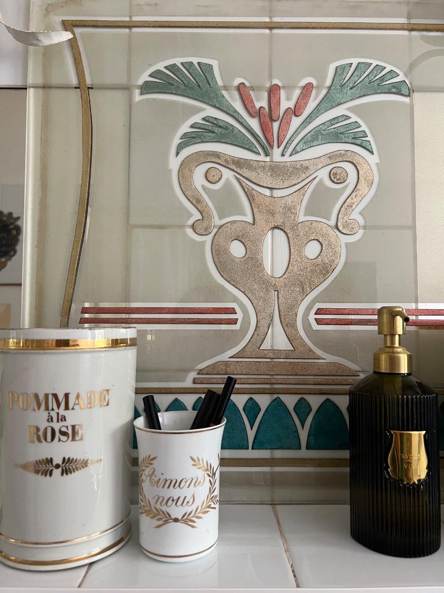 Décor néoclassique stylisé sur verre