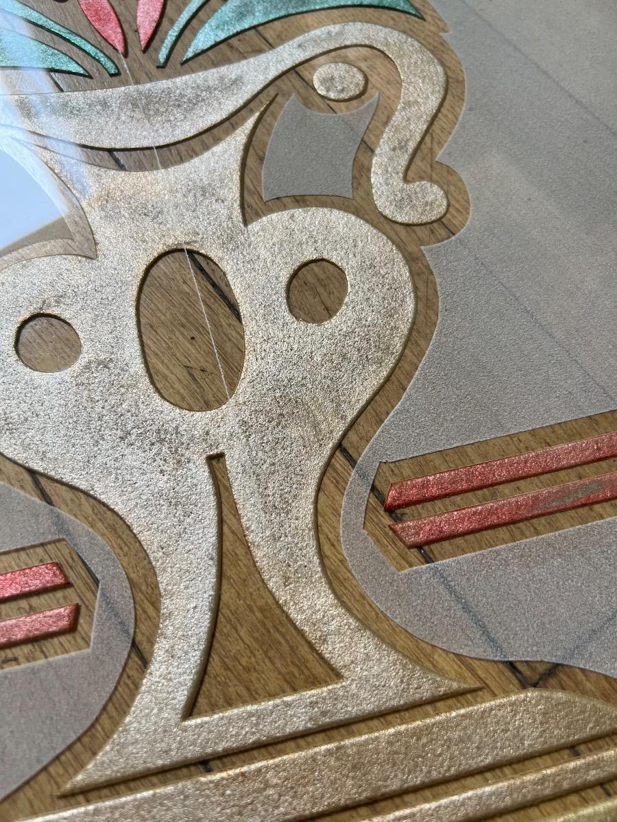 Décor néoclassique stylisé sur verre