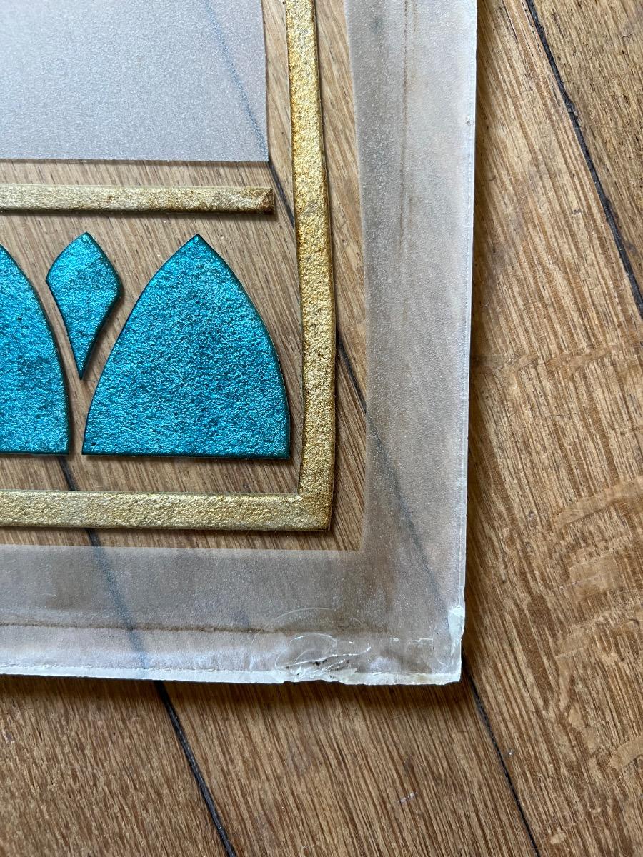Décor néoclassique stylisé sur verre