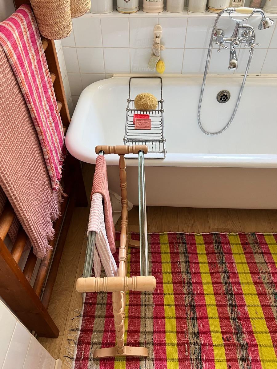 Porte-serviettes bois tourné et verre 1930