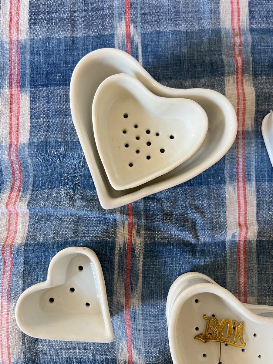 Suite de 7 moules à faisselle faïence 1930