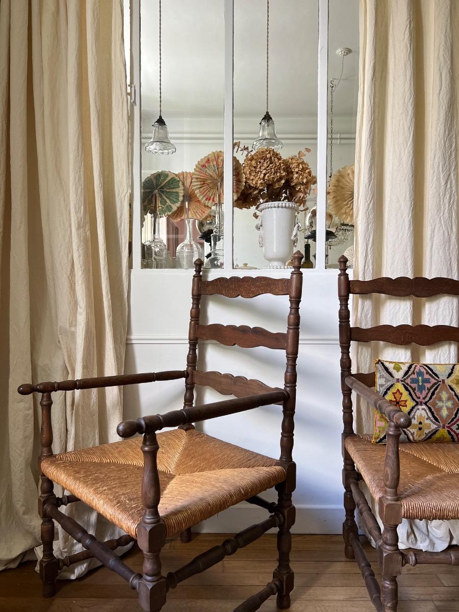 Paire de larges fauteuils de style provençal 
