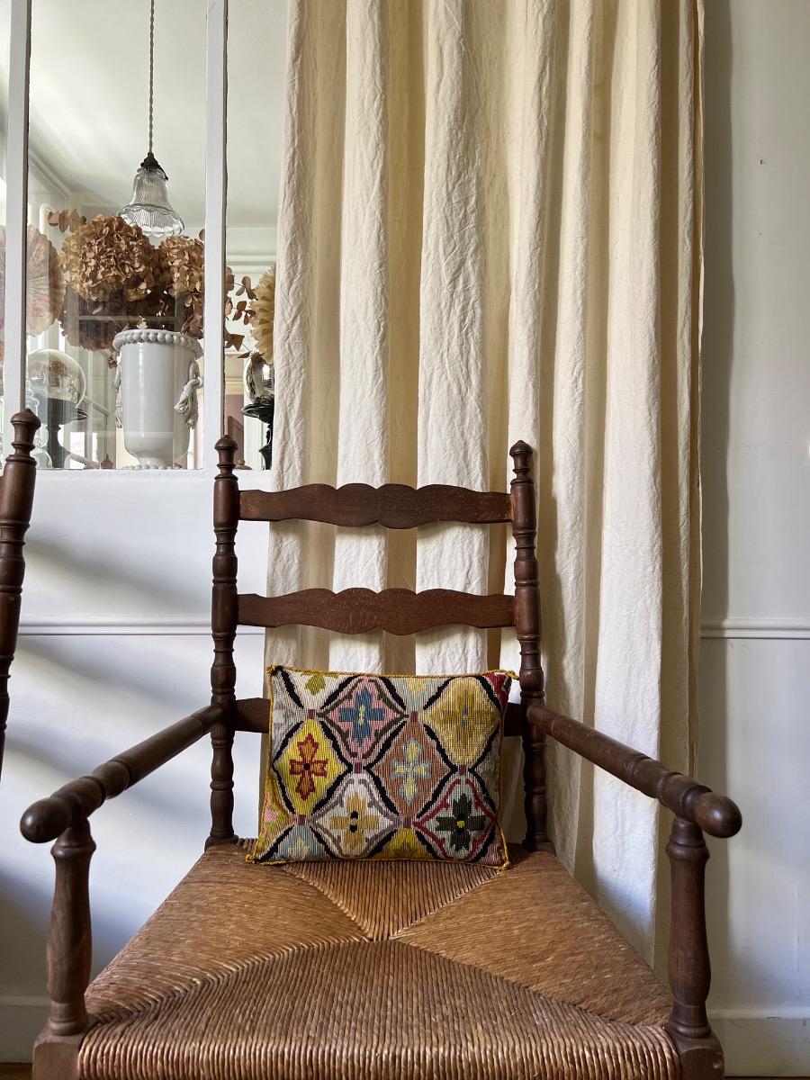 Paire de larges fauteuils de style provençal 