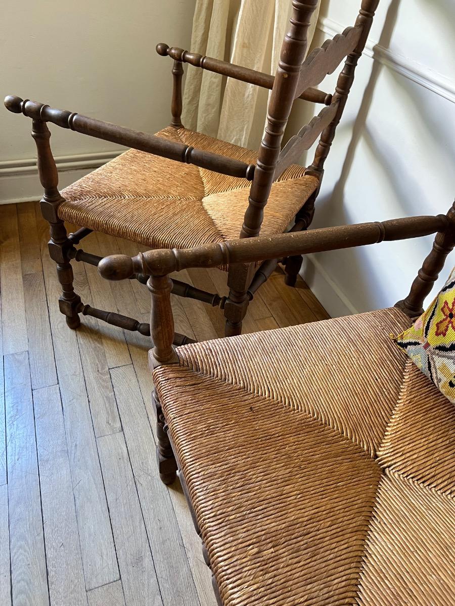 Paire de larges fauteuils de style provençal 