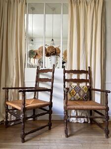 Paire de larges fauteuils de style provençal 
