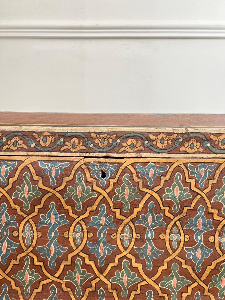 Coffre bois peint décor mauresque 1930