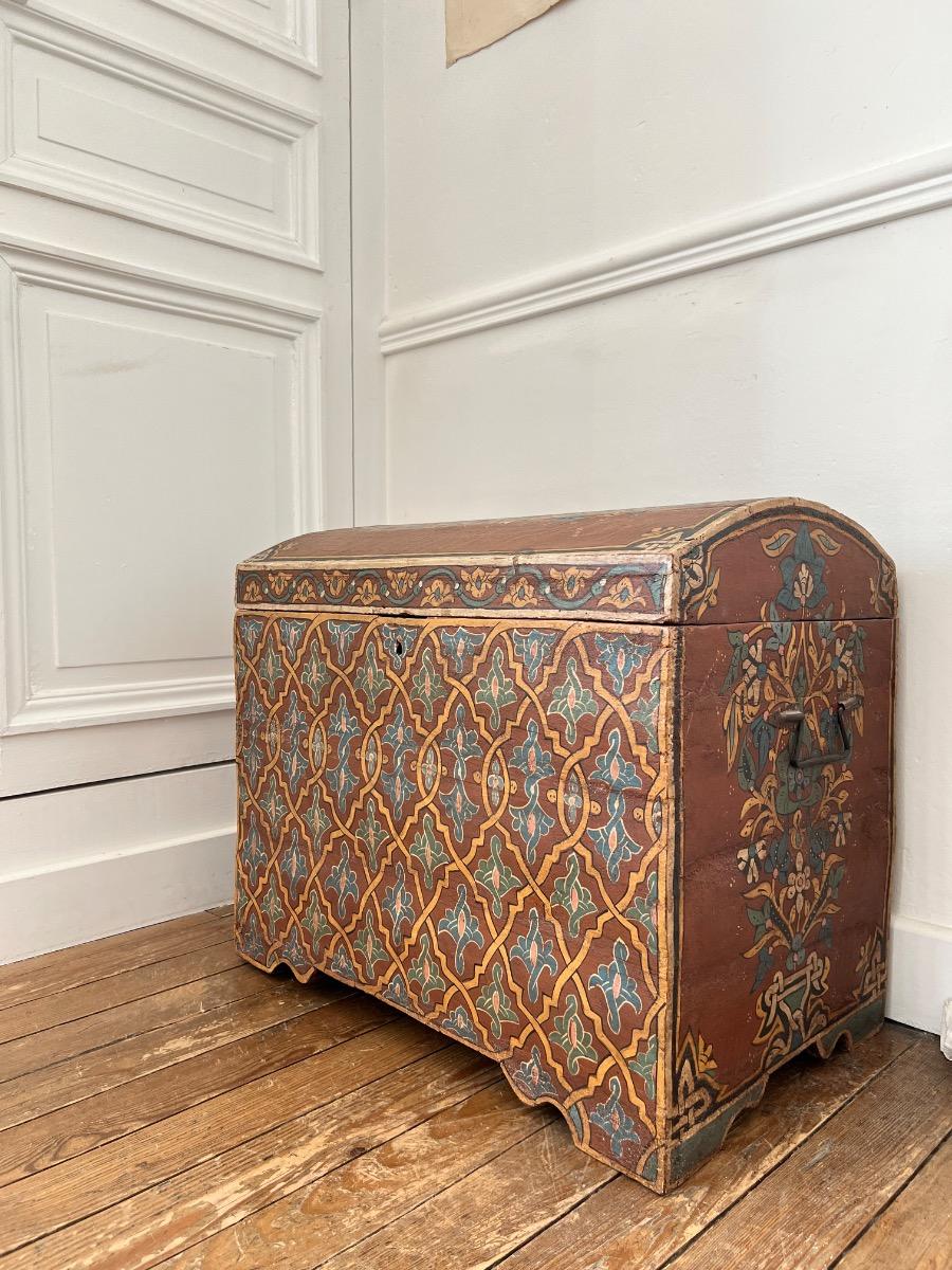 Coffre bois peint décor mauresque 1930