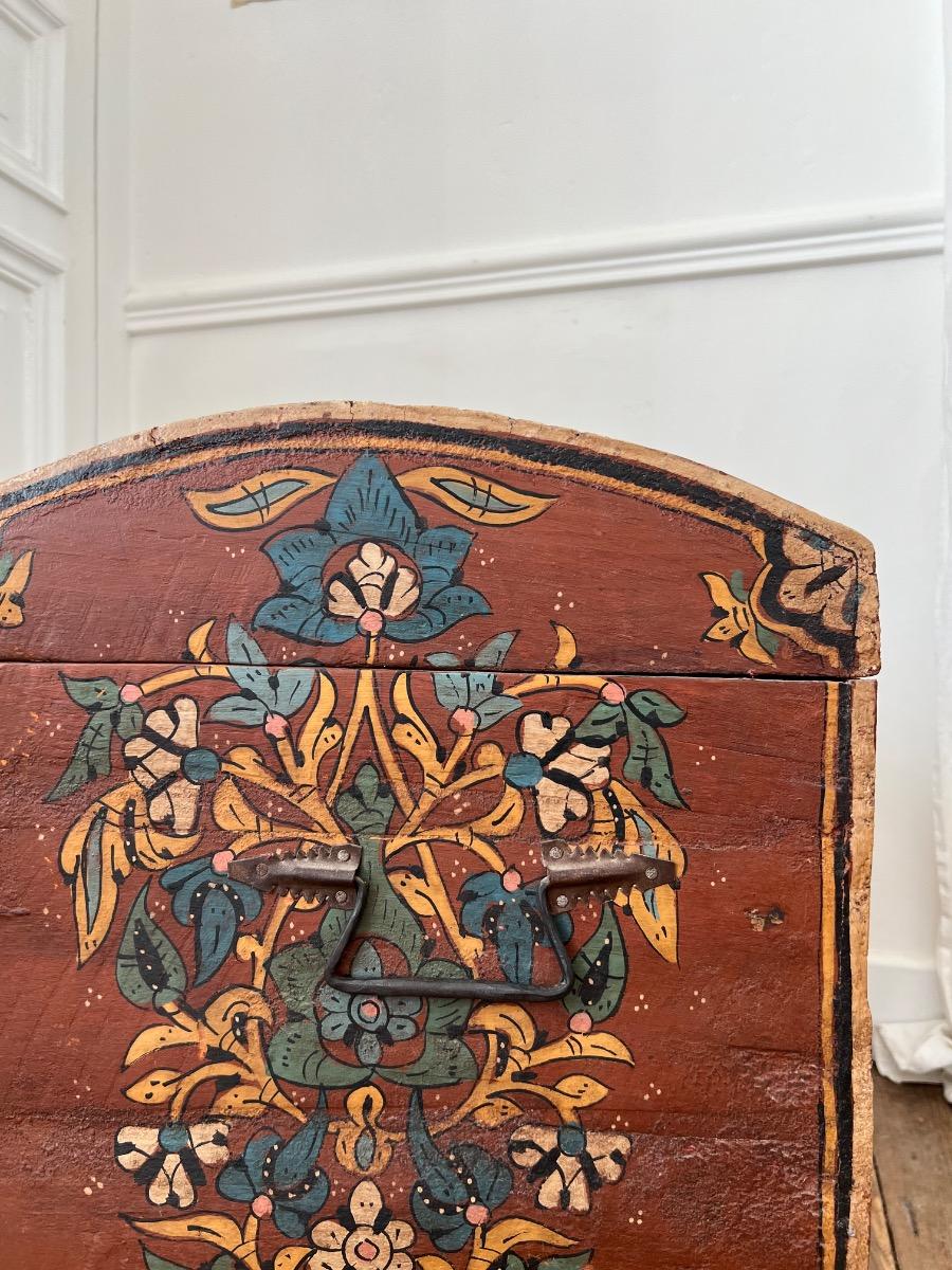 Coffre bois peint décor mauresque 1930
