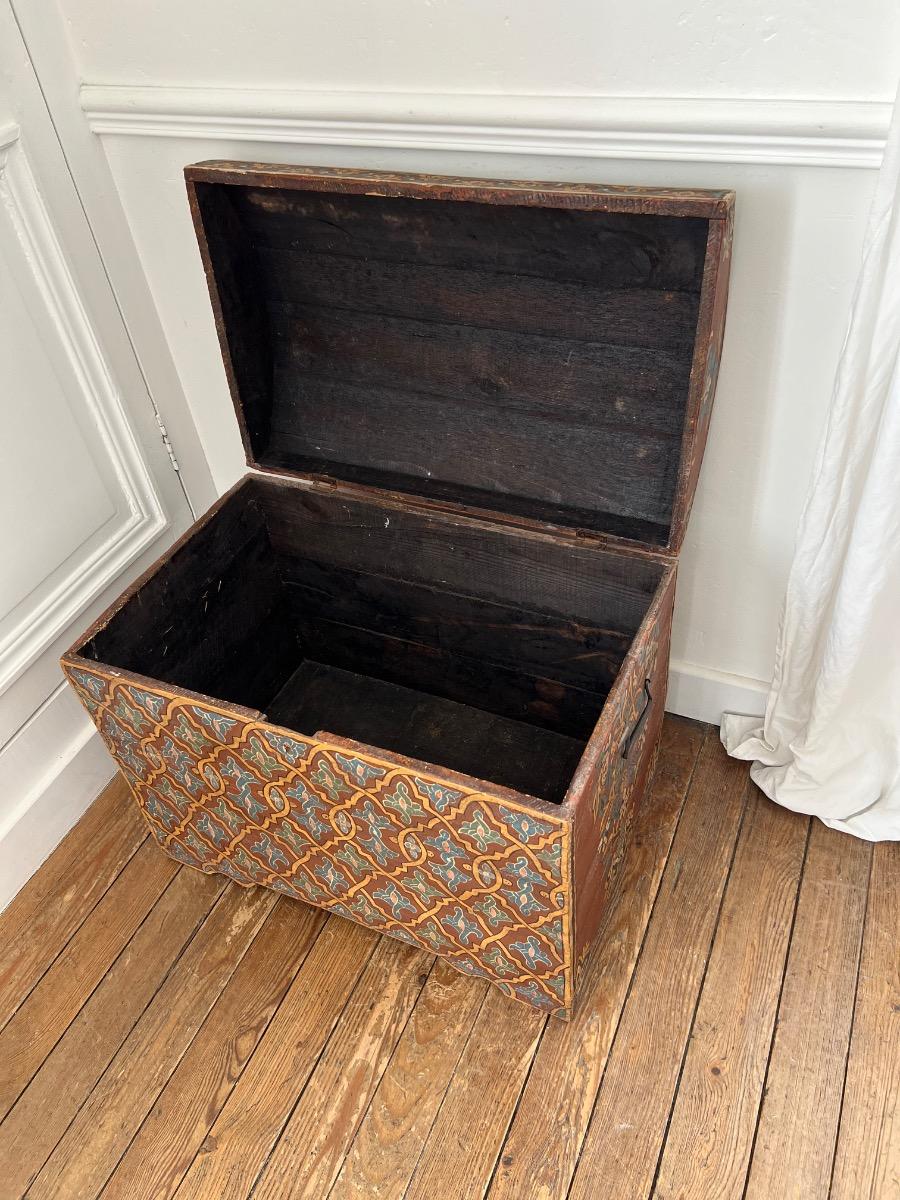 Coffre bois peint décor mauresque 1930