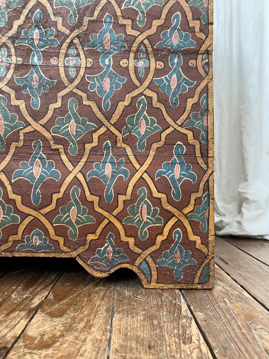 Coffre bois peint décor mauresque 1930