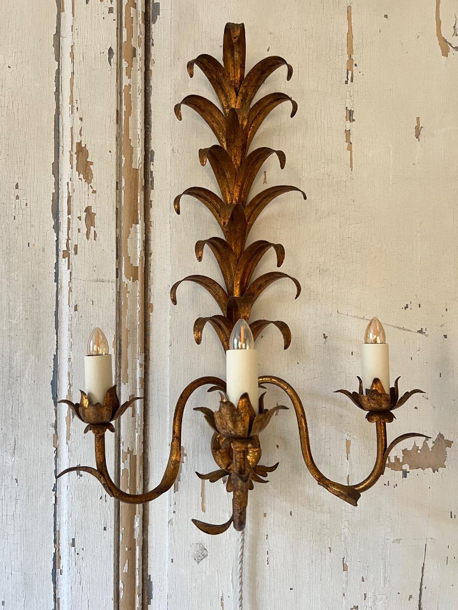 Paire d’appliques métal doré patiné 1950