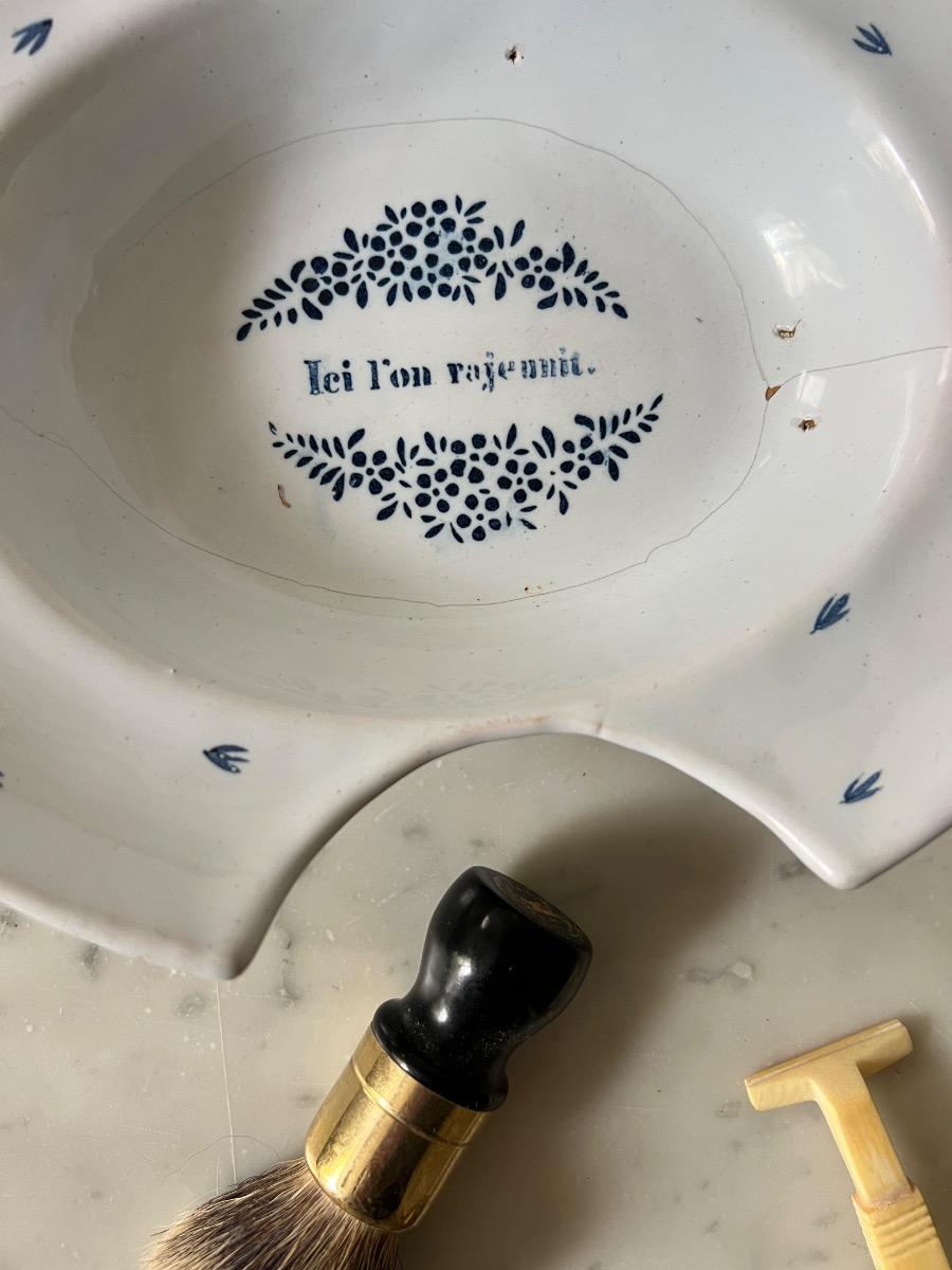 Plat à barbe faïence XIXème